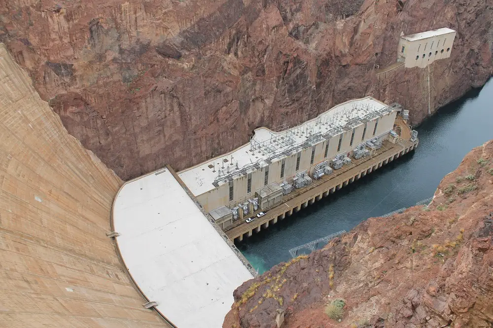 Hydroelectric plant