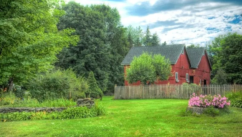 7 Best States for Sustainable Living 2 barn-in-rural-vermont