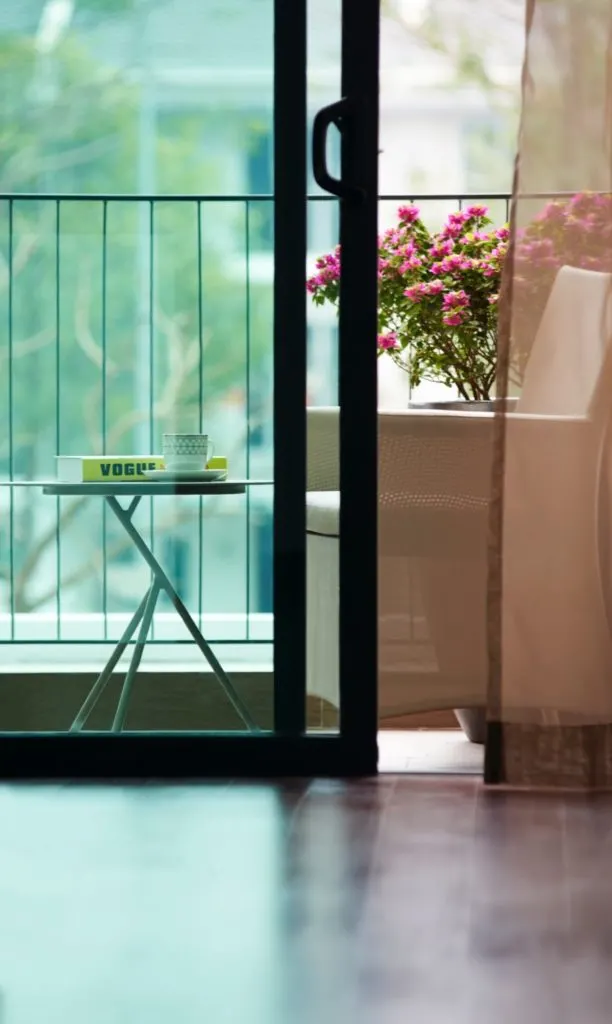 Are Sliding Doors or French Doors More Energy Efficient? 3 chair table door 3