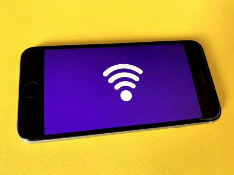 Wifi Connection icon flashed through a smartphone