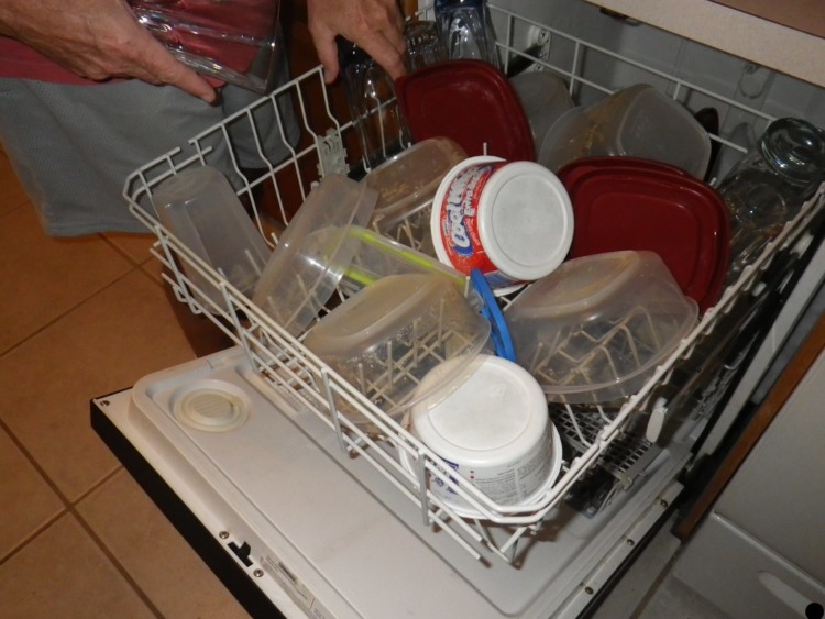 10 Best Non-Toxic Dishwasher Detergents to Buy Today 1 Keeping dishes into dishwasher