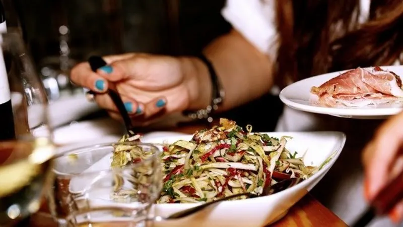 Is a Bird a Consumer? Here’s What to Know 8 Eating Restaurant Meal
