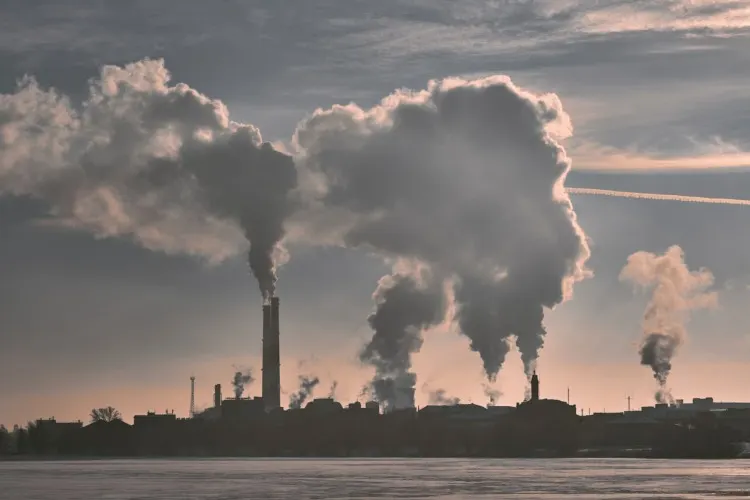 18 Important Pros and Cons of Fracking 14 Smoke coming from factories polluting the air