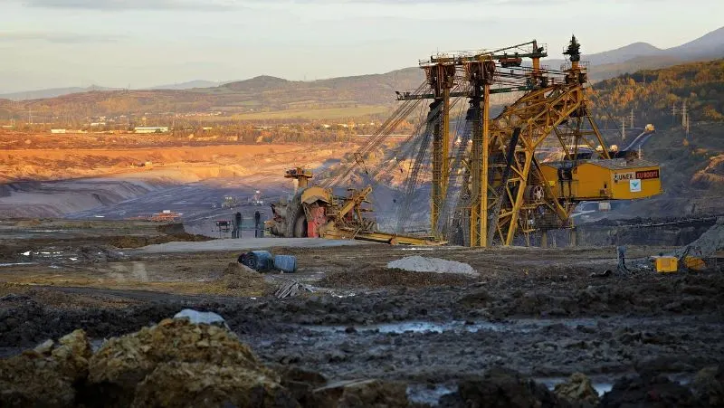 13 Important Pros and Cons of Fossil Fuels 1 Fossil fuels pros and cons: Fossil fuel extraction equipment