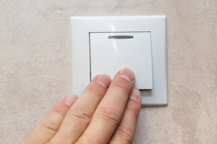 hand switching off power