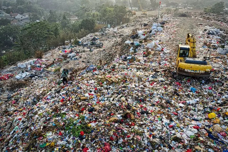 The Environmental Impact of Plastic Pollution: Is It Too Late to Solve? 1 piles of plastics on a landfill