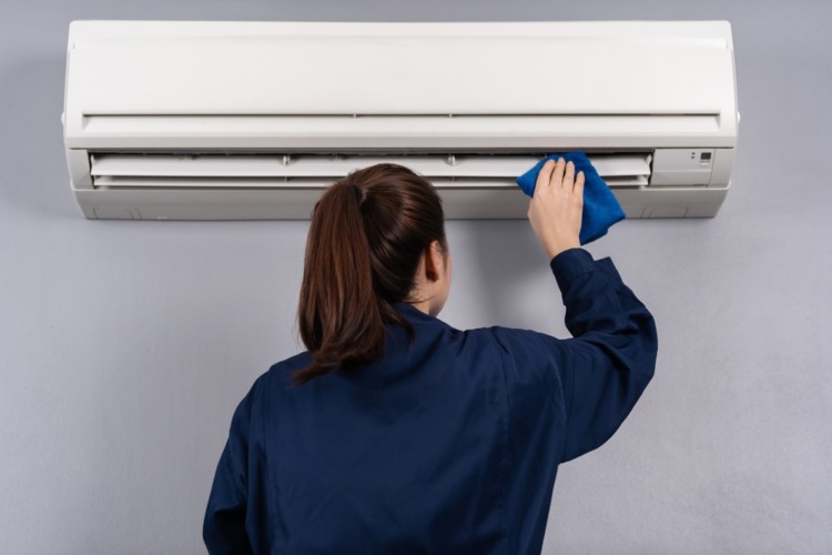 Cleaning aircon Cleaning the air conditioner with cloth