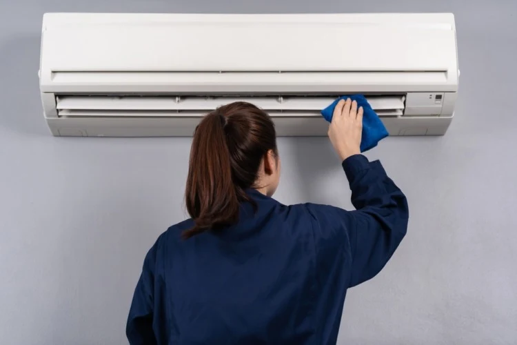 Cleaning aircon Cleaning the air conditioner with cloth