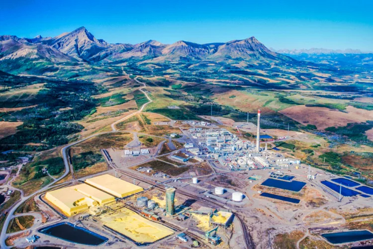 6 Important Pros and Cons of Tar Sands Oil 1 Aerial image of tar sands oil refinery, Alberta, Canada