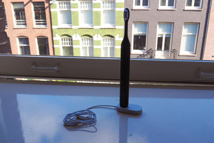 SURI Sustainable Electric Toothbrush Charging