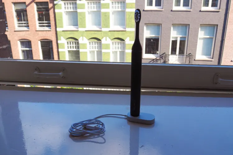 An Honest SURI Electric Toothbrush Review: Is It the Most Sustainable? 5 SURI Sustainable Electric Toothbrush Charging