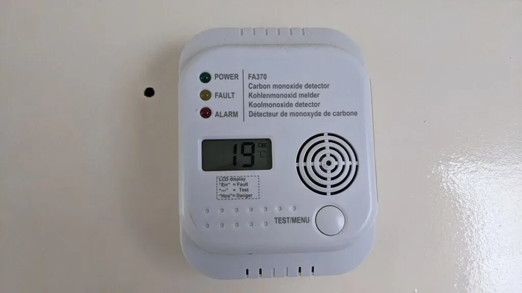 Carbon monoxide detector device
