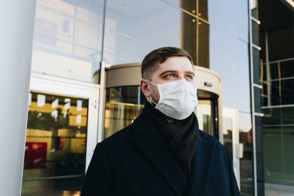Health Effects of Air Pollution: 5.1 Million Deaths Linked to Fossil Fuels 2 Man wearing a face mask outdoors in an urban setting
