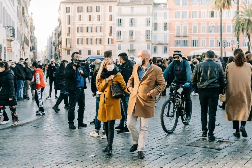 Health Effects of Air Pollution: 5.1 Million Deaths Linked to Fossil Fuels 2 Pedestrians wearing face masks on a crowded street in Rome