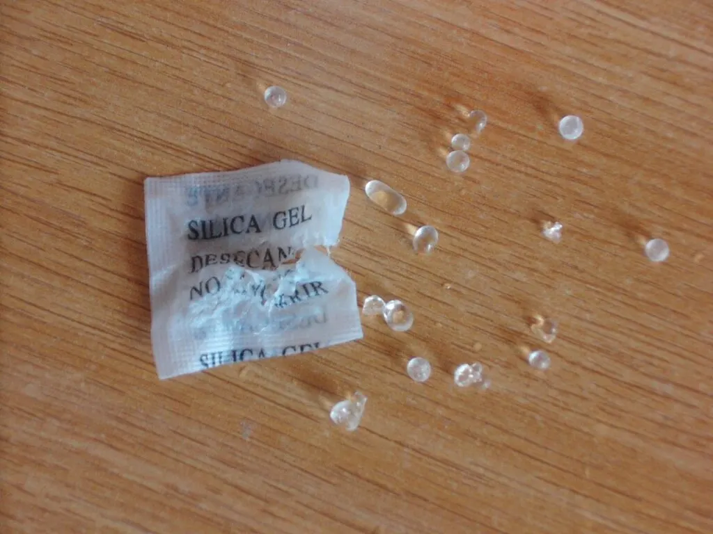 Is Silica Gel Bad for the Environment? 2 One opened silica gel packet